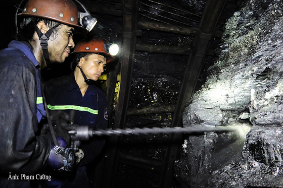 New Developed Drilling Rig Move along the middle groove Driven by Emulsion for water and gas probing in coal mines